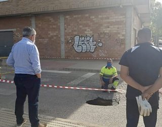 Rotura del alcantarillado en la calle Obispo Luis Amigó