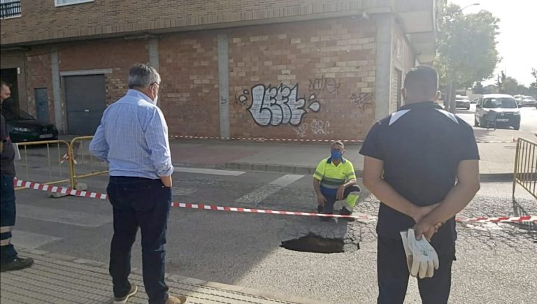 Rotura del alcantarillado en la calle Obispo Luis Amigó