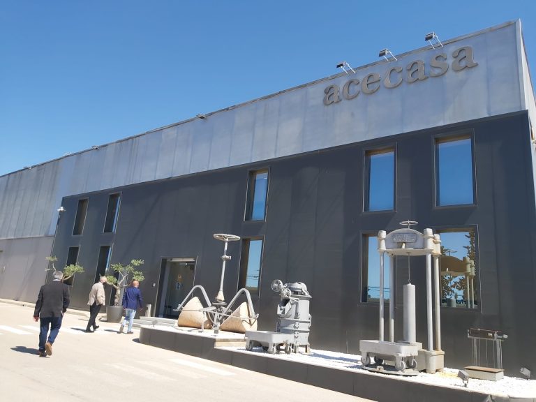 Visita del delegado provincial de Agricultura, Ramón Sáez, a la empresa de producción de aceite, ACECASA