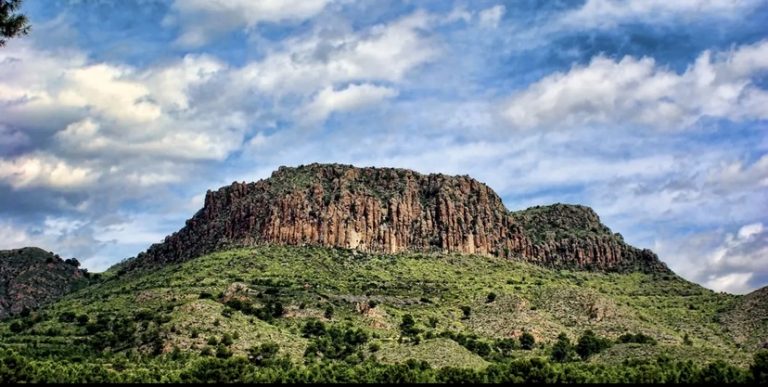 El pitón de Cancarix, uno de los protagonistas del artículo “Caminando entre volcanes”