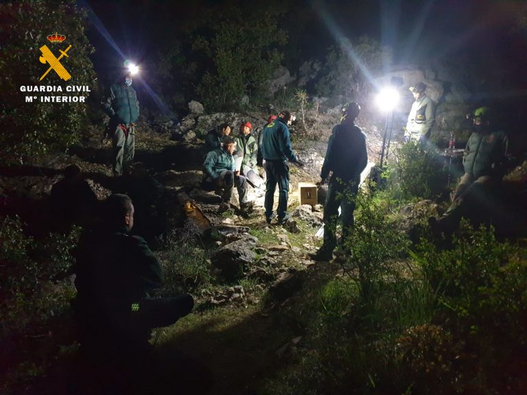 Especialistas en montaña de la Guardia Civil rescatan el cadáver de un espeleólogo hellinero en el interior de una cueva en Riópar