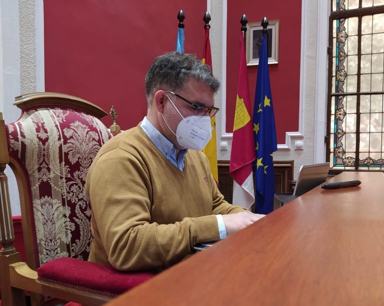 El portavoz del PP, Manuel Serena, preocupado por la falta de vacunación del personal docente de la Casa de la Cultura