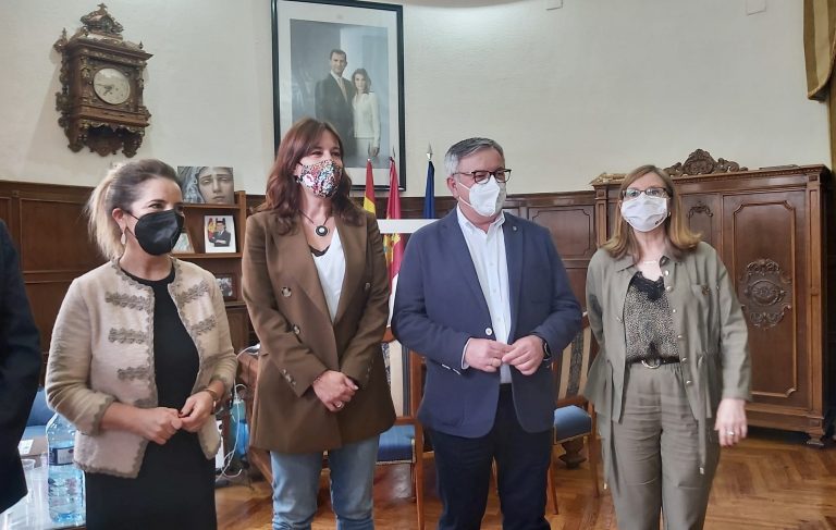 AMEDHE da a conocer sus demandas, inquietudes y proyectos a la consejera de Igualdad, Blanca Fernández