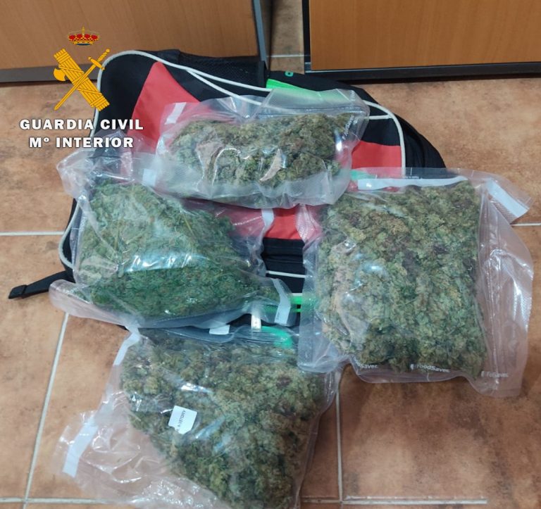 Detenidos en el término municipal de Hellín tres personas por un delito contra la salud pública en un dispositivo operativo