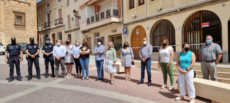 Minuto de silencio en la plaza de la Iglesia por las últimas víctimas de la violencia de género