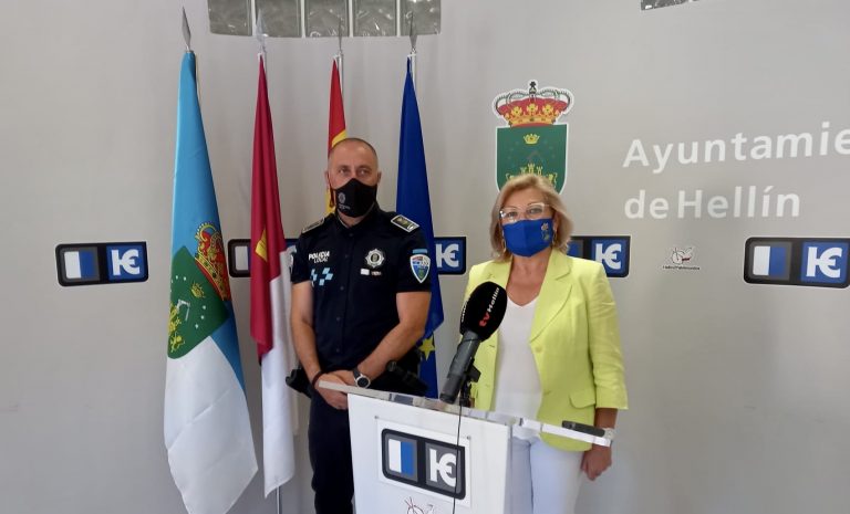 Luscinda Carreres y Francisco José Paterna dan información sobre la campaña de educación vial para alumnos de los centros educativos del municipio