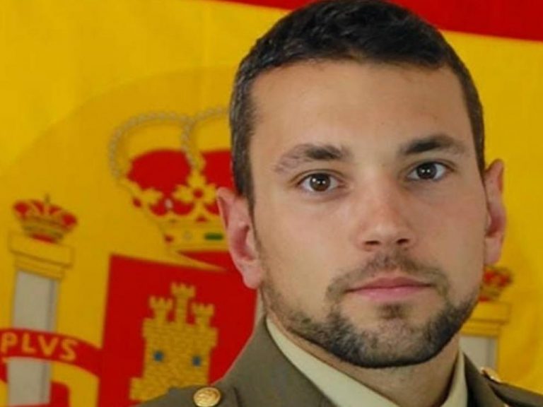 Muere un joven hellinero, sargento del Ejército de Tierra, tras sufrir un accidente paracaidista y caer al mar junto a la costa de Cartagena
