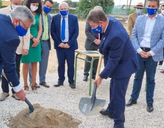 Emiliano García-Page pone la primera piedra para la construcción del nuevo Colegio de Educación Especial “Cruz de mayo” de Hellín