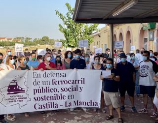 200 personas se concentran en la estación ferroviaria de Hellín para pedir que no se cierre la línea Chichilla-Cartagena