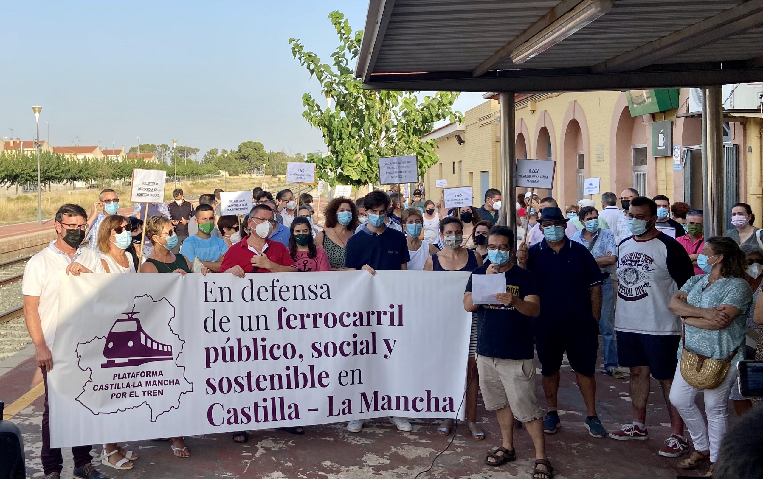200 personas se concentran en la estación ferroviaria de Hellín para