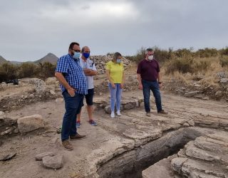 El alcalde de Hellín visita las nuevas excavaciones del Parque arqueológico del Tolmo de Minateda