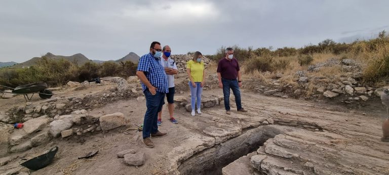 El alcalde de Hellín visita las nuevas excavaciones del Parque arqueológico del Tolmo de Minateda