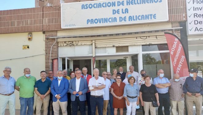 Alcalde y concejala de Turismo visitan la remodelada sede de la Asociación de Hellineros de Alicante