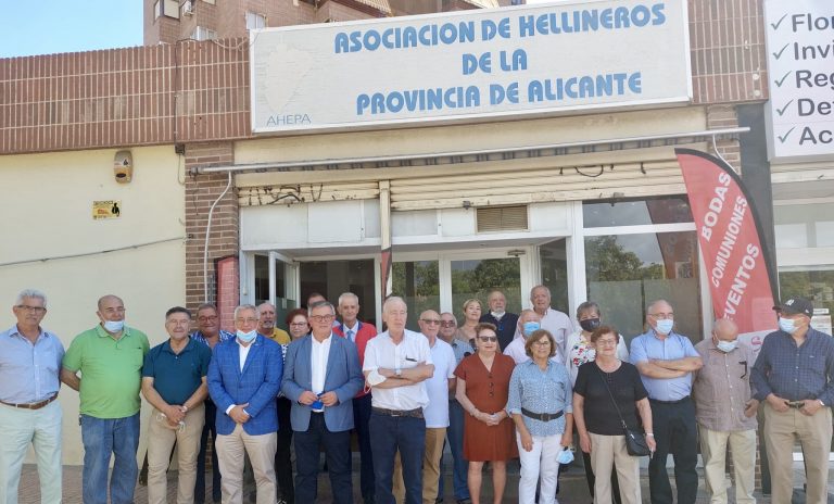 Alcalde y concejala de Turismo visitan la remodelada sede de la Asociación de Hellineros de Alicante