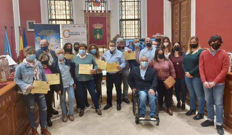 Entrega de diploma a los alumnos con discapacidad que han realizado cursos de Formación y Empleo
