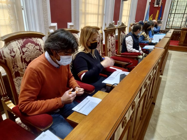 Se deja sobre la mesa la propuesta de reconocimiento a José María Silvestre Paredes