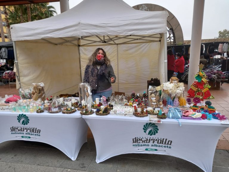 La Asociación Desarrollo Autismo instala un puesto de objetos navideños