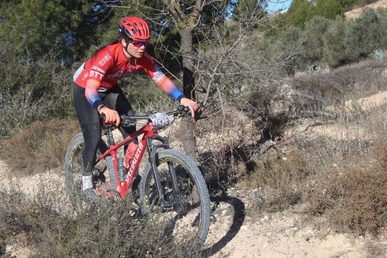 Lucia Navarro, vencedora en la prueba BTT de Caudete