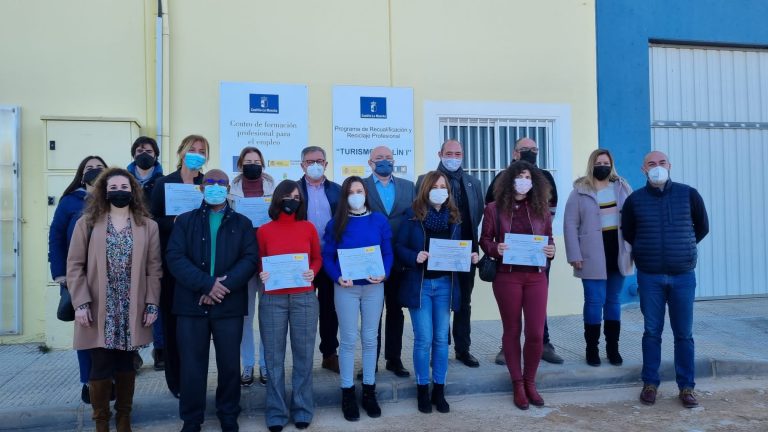 Entrega de certificados de profesionalidad a los 8 alumnos del Programa de Recualificación y Reciclaje Profesional (RECUAL), “Hellín Turismo I”