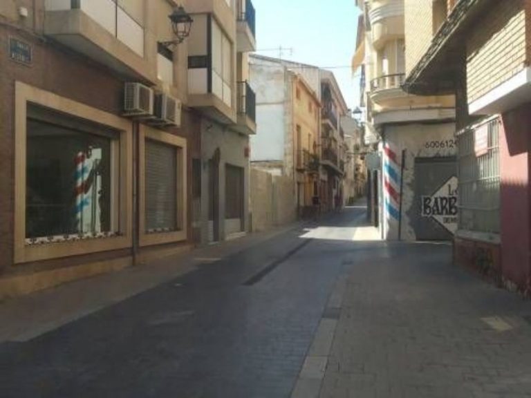 Vecinos y comerciantes de las calles Juan Martínez Parras y Mesones, muestran su rechazo por la supresión de los desfiles de Semana Santa por sus calles