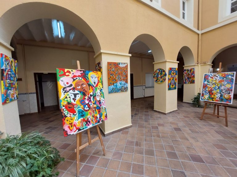 Artistas internacionales exponen en Hellín una muestra pictórica con representación de 15 países