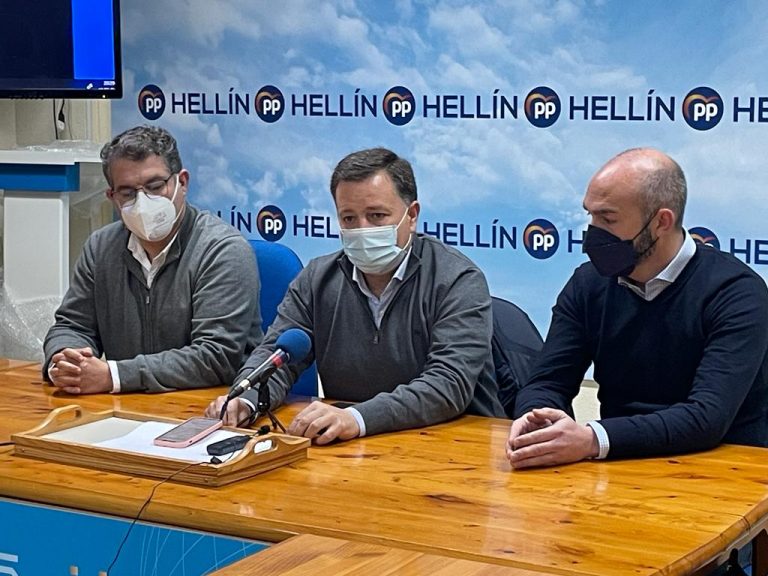 Manuel Serrano, presidente provincial del PP, hace evidente su preocupación por el problema ferroviario en Hellín
