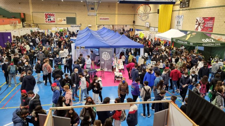 Más de mil estudiantes acudieron a la feria Orienta–T en Hellín