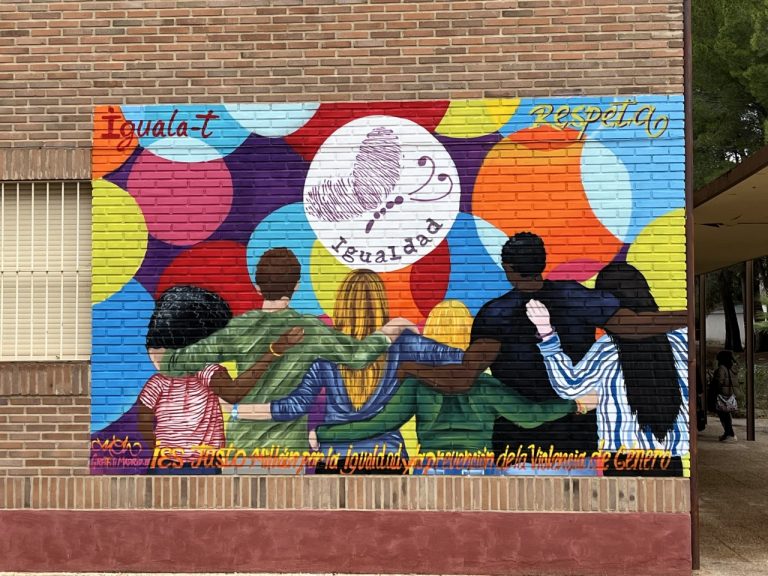 El IES Justo Millán estrena mural por la igualdad