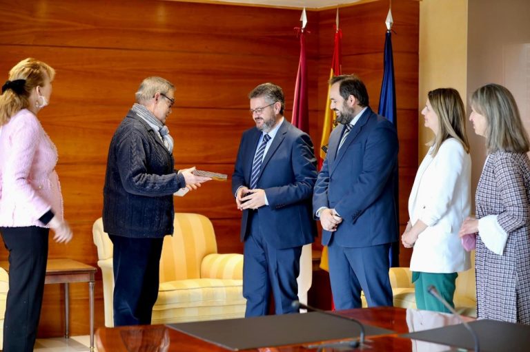 Juan A. Moreno Moya recibe de la APEPOC el “Árbol de oro”