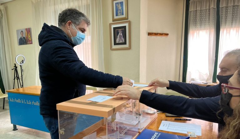 Jornada de votación en el Partido Popular de Hellín correspondiente a las elecciones primarias del XX Congreso Nacional