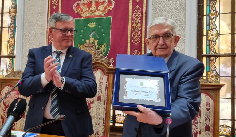 Manuel Torrecillas recibió, con gran emoción, su nombramiento como Hijo Predilecto de Hellín