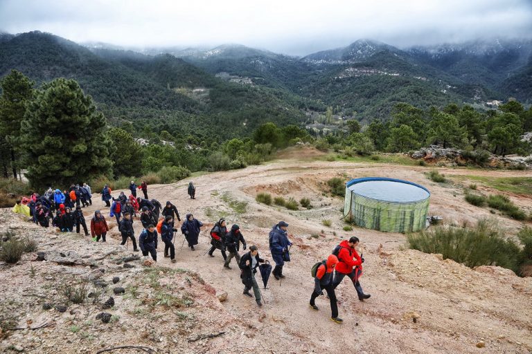 La Lluvia y el viento impidieron hacer cumbre en la piedra del Cambrón, con la nueva ruta de la Diputación