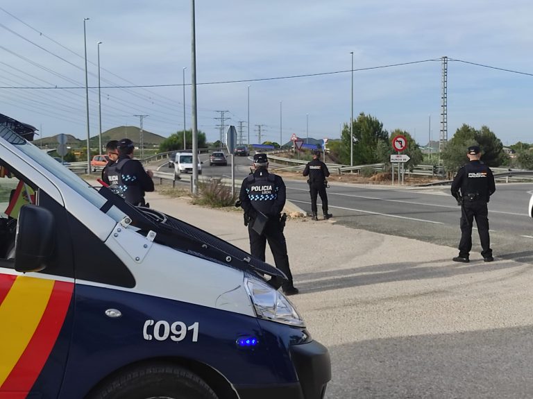 Dispositivos conjuntos de Policía Local y Policía Nacional en controles en vía pública de Hellín