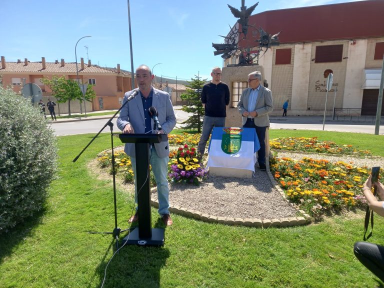 Colocación de una placa en el monumento a los hellineros deportados en el campo de concentración de Mauthausen