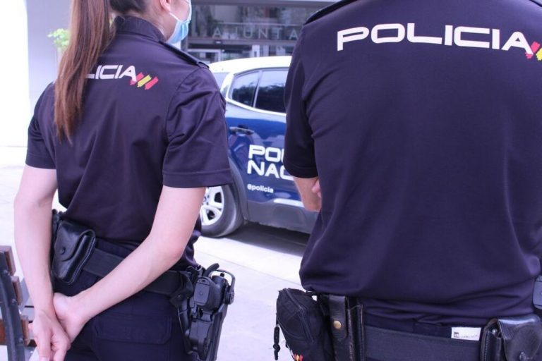 Rompen el cristal de un coche y asaltan a una pareja con un cuchillo en Hellín