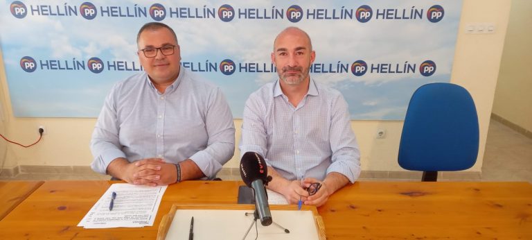 El presidente local del PP, Armentario López, acusó a los responsables del Hospital comarcal están haciendo un destrozó
