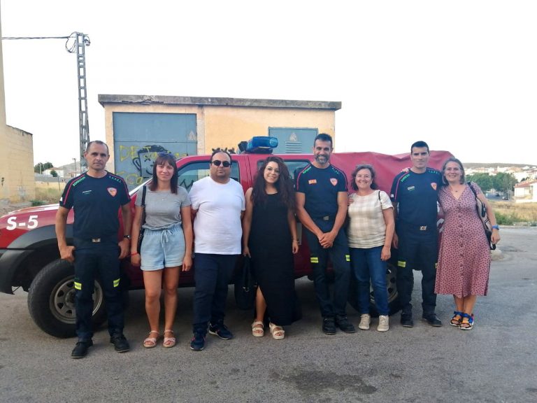 Encuentro entre miembros del Cuerpo de Bomberos de Hellín y los vecinos del barrio del Calvario