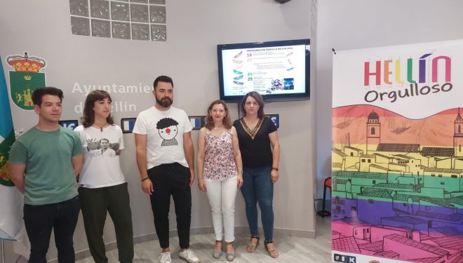 La concejala de Mujer e Igualdad, Carmen Rodríguez, da a conocer el programa confeccionado para conmemorar el Día del Orgullo