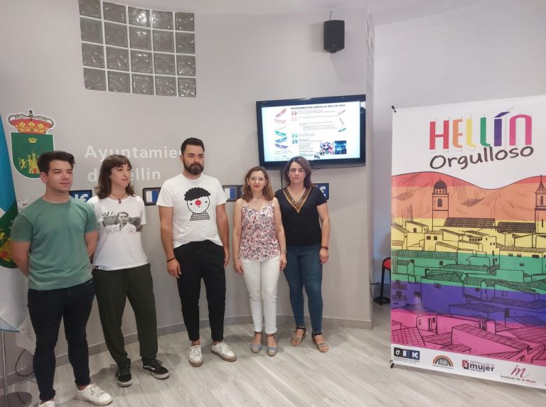 La concejala de Mujer e Igualdad, Carmen Rodríguez, da a conocer el programa confeccionado para conmemorar el Día del Orgullo