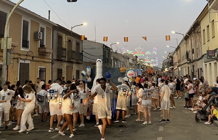 Gran ambiente en el desfile de carrozas en la apertura de las Fiestas de Isso