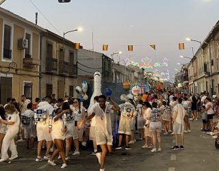Gran ambiente en el desfile de carrozas en la apertura de las Fiestas de Isso