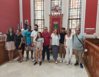 La primera promoción de ESO del colegio “Entre Culturas” recibida en el Ayuntamiento