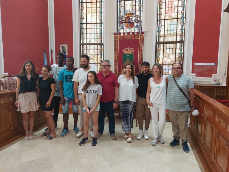 La primera promoción de ESO del colegio “Entre Culturas” recibida en el Ayuntamiento