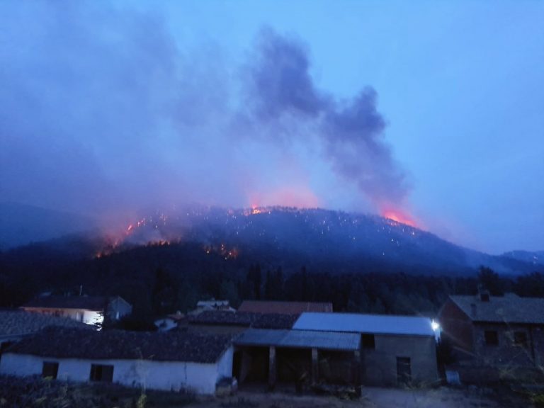 Evoluciona favorablemente el incendio de Riópar y se espera poder controlar durante la noche