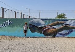 Los ganadores de los concursos de graffitis culminan el mural de la pared de acceso a la Zona Joven Deportiva