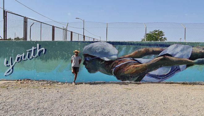 Los ganadores de los concursos de graffitis culminan el mural de la pared de acceso a la Zona Joven Deportiva
