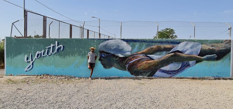 Los ganadores de los concursos de graffitis culminan el mural de la pared de acceso a la Zona Joven Deportiva