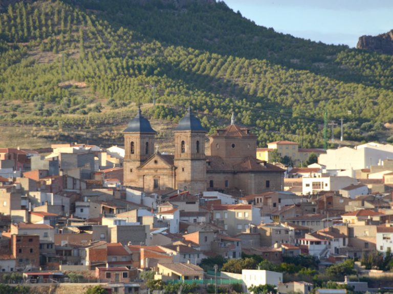 Atrapan a un ladrón en Elche de la Sierra tras robar bebidas con un método insólito