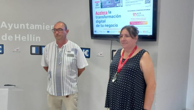 Los concejales, Juan Antonio Andújar y María Jesús López, animan a las pymes y autónomos a realizar el programa Kit Digital
