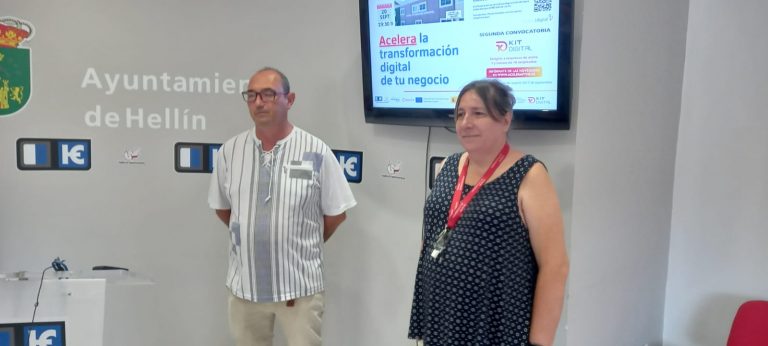 Los concejales, Juan Antonio Andújar y María Jesús López, animan a las pymes y autónomos a realizar el programa Kit Digital